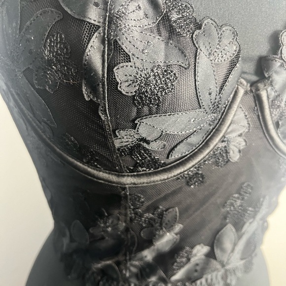 Victoria’s Secret very sexy lined balconet floral lace size 34B - Picture 2 of 5